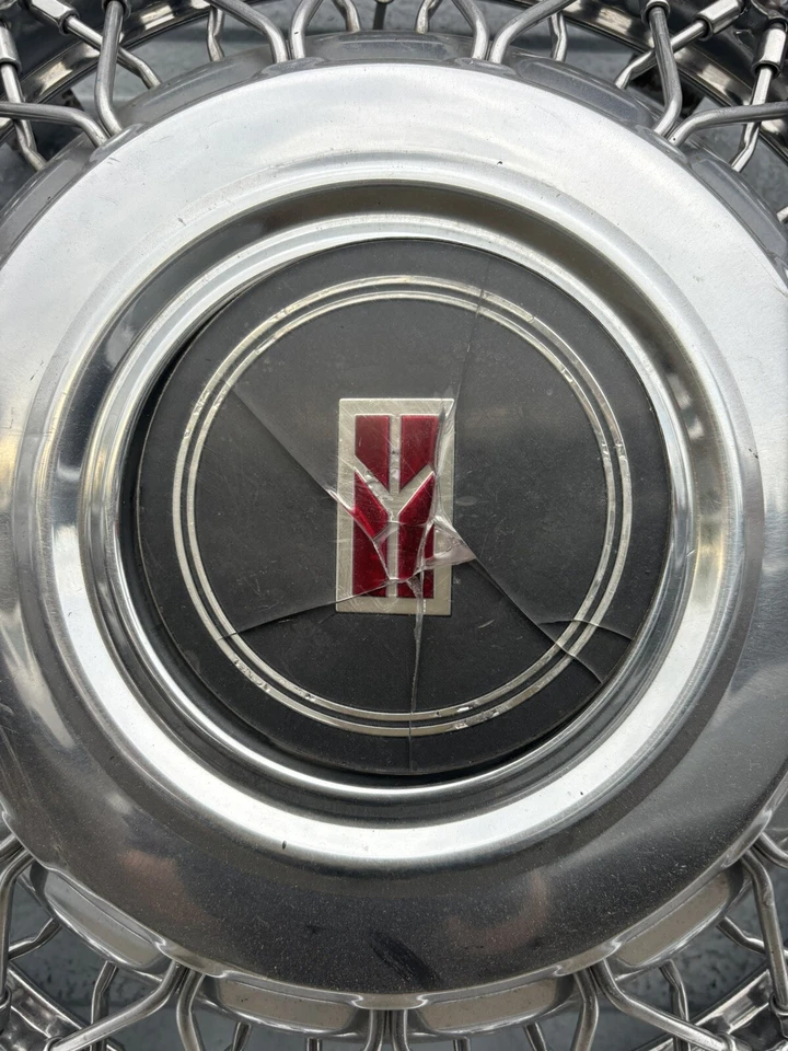 1986-89 Oldsmobile Delta 88 Fwd Spoked 14” calota usada 1 fabricante de equipamento original rara boa - Imagem 3 de 4