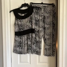 WOMENS STUDIO Donatella Animal  PRINT KNIT PAJAMA CAPRI SET SIZE Small