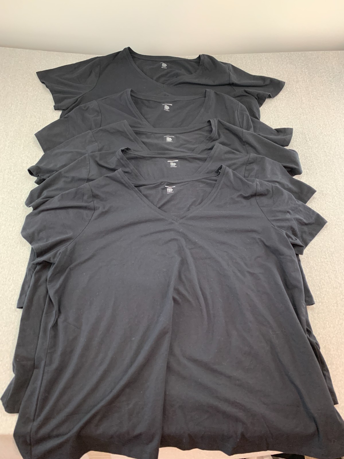 Amazon Essentials Basic Black V-Neck Short Sleeve… - image 1