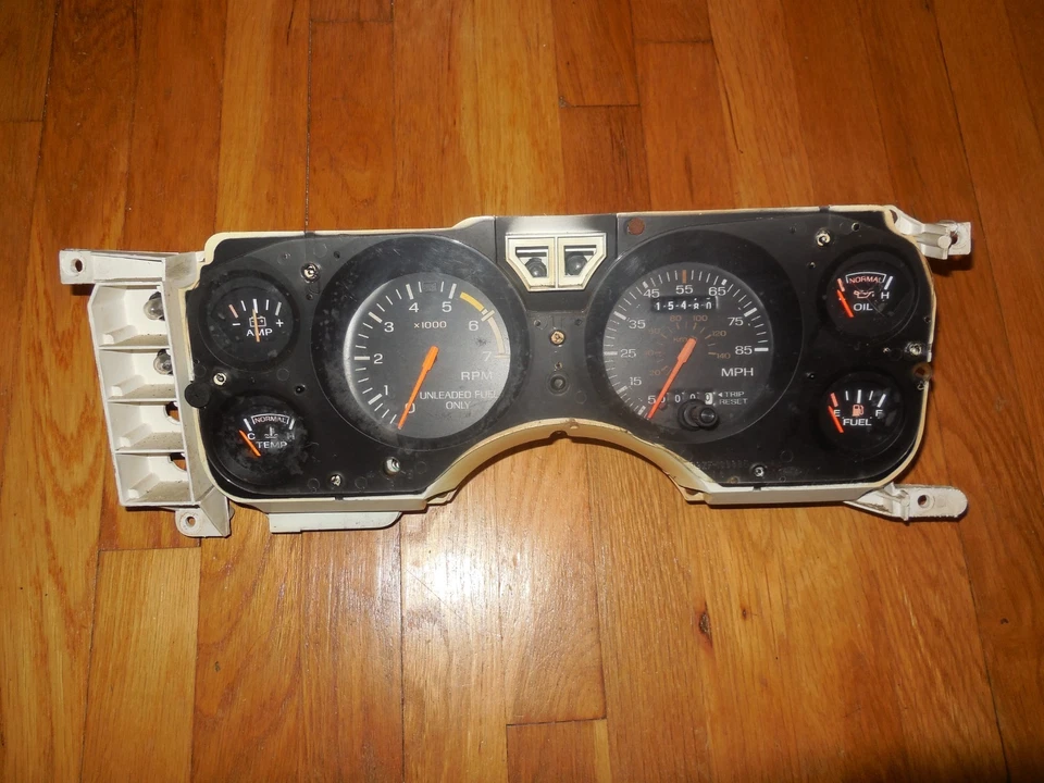 Cuadro de instrumentos Ford Mustang 1983-1986 usado original Asy 85 mph Foto 2 de 4