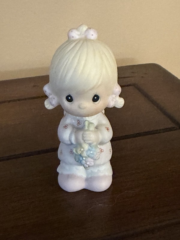 PRECIOUS MOMENTS FIGURINE E-2835 FLOWER GIRL WEDDING 1983 Matte finish  NEW