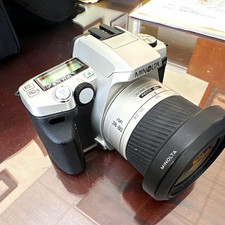 Minolta Maxxum 5 35mm SLR Film Camera w/ AF Zoom 28-80mm Lens Flash