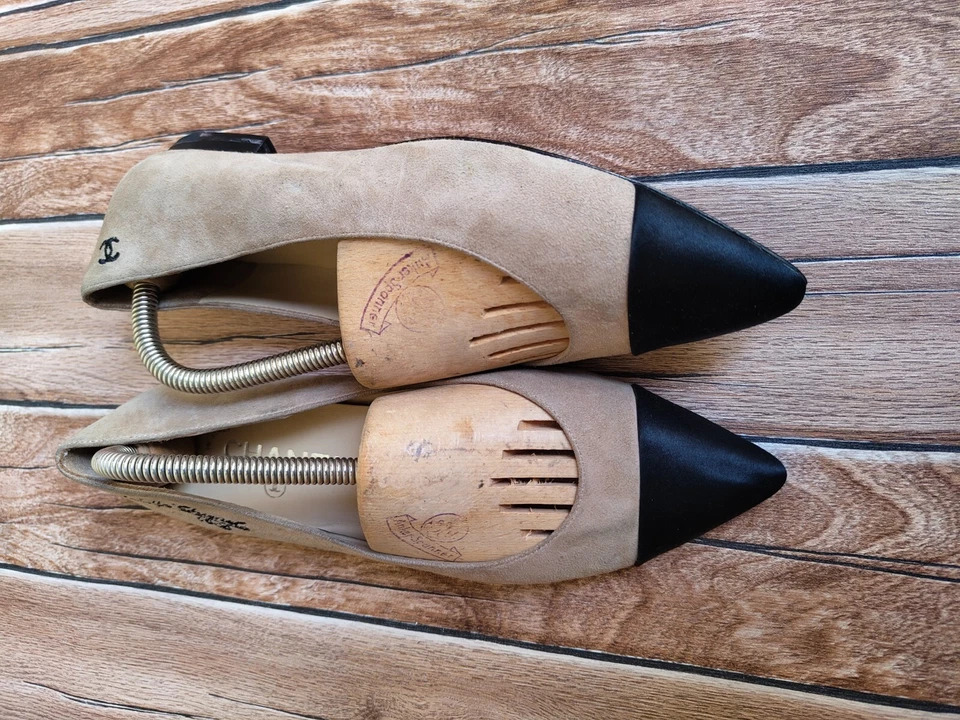 Sapatilhas de balé Chanel bege/preto Gabrielle Coco camurça/cetim biqueira UE 36 EUA 6 - Imagem 3 de 4