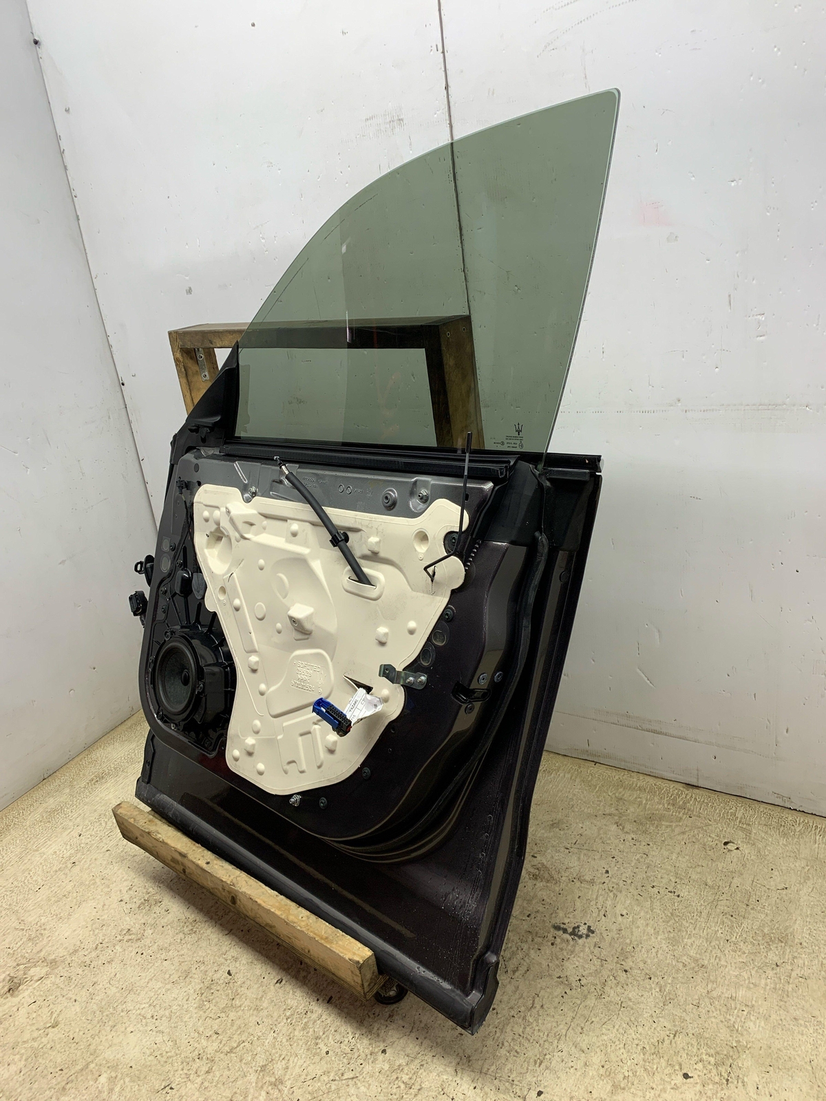 2017-2020 MASERATI LEVANTE M161 RIGHT FRONT DOOR W/ ACOUSTIC GLASS | GRIGIO 571