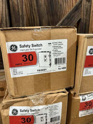 #ad General Electric TG3221 Enclosed Safety Switch 30 Amp $29.99