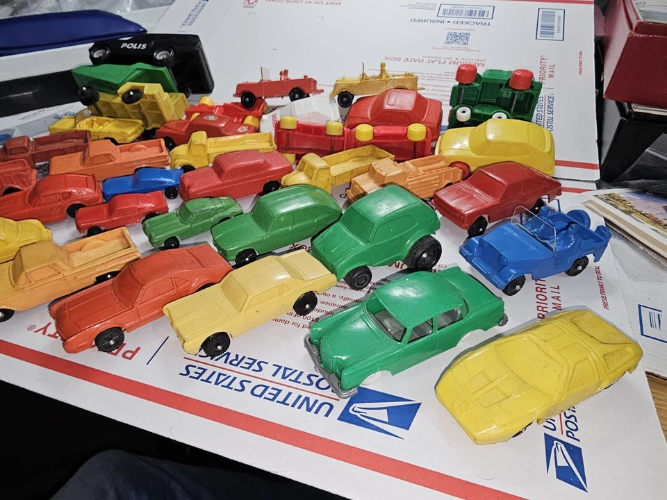 LOTE 36 PIEZAS COCHES DE GOMA EUROPEOS DE COLECCIÓN CON CAMIÓN ALEMANIA SUECIA FINLANDIA NORUEGA Foto 3 de 4