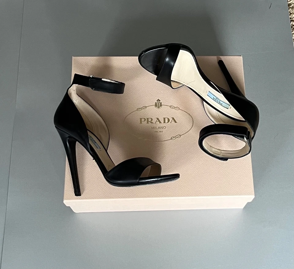 Impresionantes zapatos de tacón PRADA negros talla 36.5 6.5 Foto 3 de 4