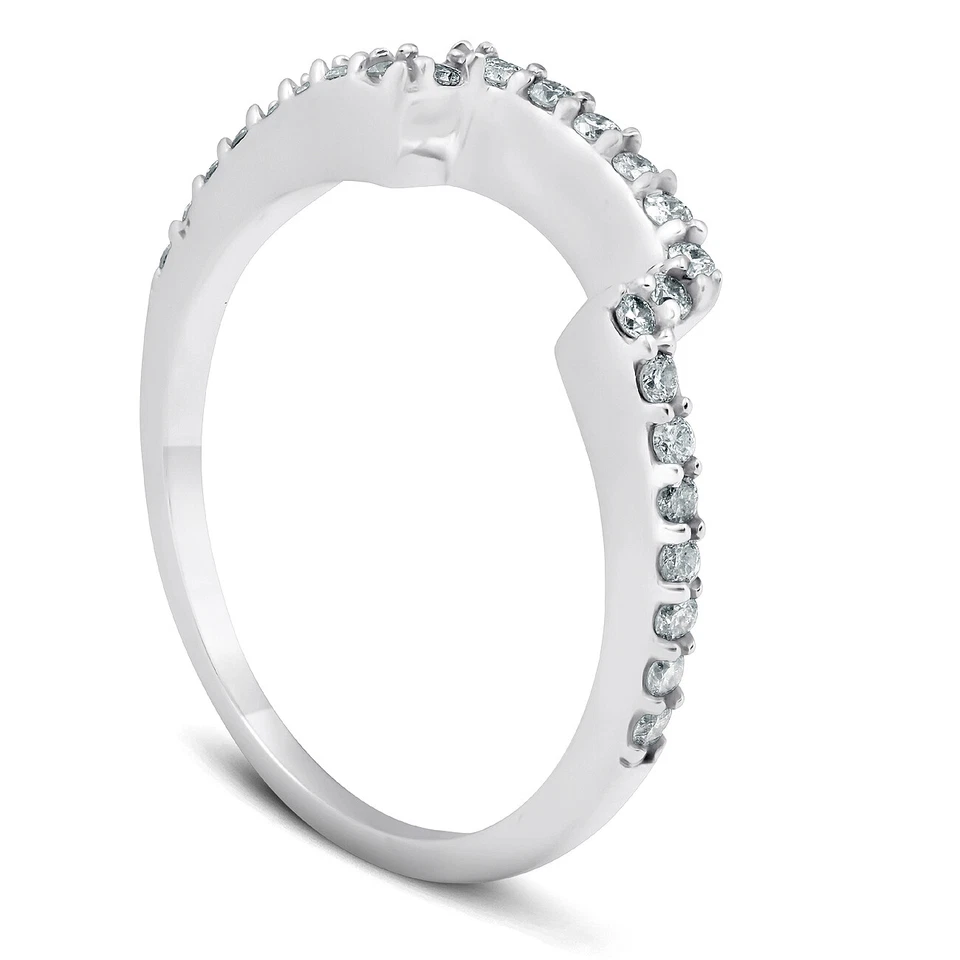 Alianza protectora de contorno curvado de diamantes de 1/4 quilates para mujer anillo de boda de oro blanco de 14 k Foto 2 de 4