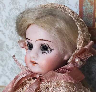 アンティーク　ビスクドール　bisque doll 330px-Poupées_de_collection_2.jpg