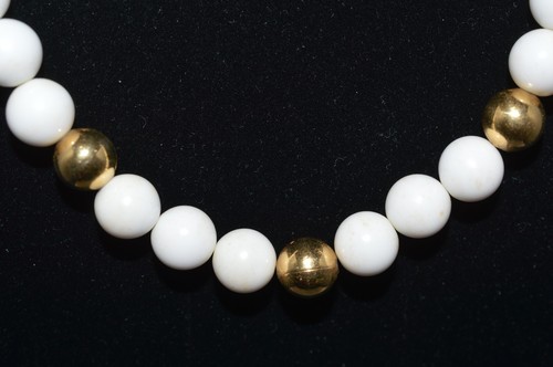VINTAGE NAPIER WHITE AND GOLD TONE PEARL BEADED 18" NECKLACE, SIGNED - Picture 3 of 6