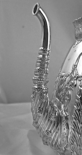 A Tiffany & Co. Sterling Silver Tea & Coffee Set, Turkish Isnik Saz Leaf, 1870s - Picture 5 of 8