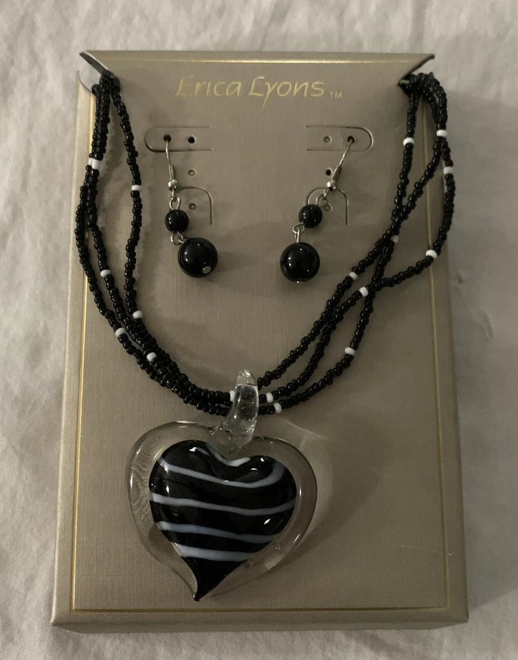 "Collar Erica Lyons de 16"" con cuentas negras con colgante de corazón de vidrio negro y juego de pendientes" Foto 2 de 4