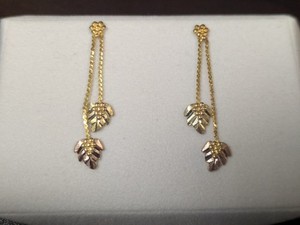 14 Karat Black Hills Gold 2 Leaf Dangle Chain Earrings 1.25 Inch Tall 1.2 Grams