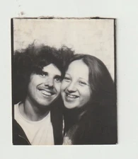 VINTAGE PHOTO BOOTH - SWEET YOUNG COUPLE