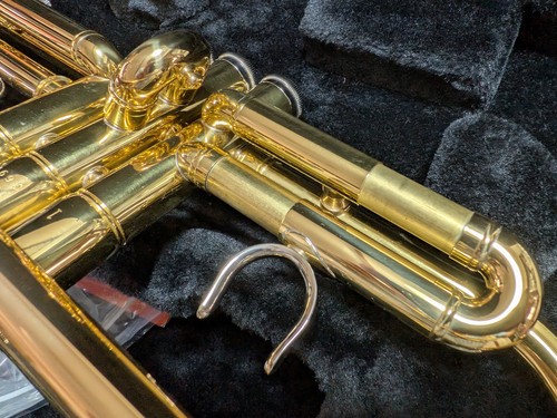 YAMAHA YTR-2330 Bb Trumpet Set Near Mint w/ Case Oil Grease Manual w/Mouthpiece - Picture 3 of 18