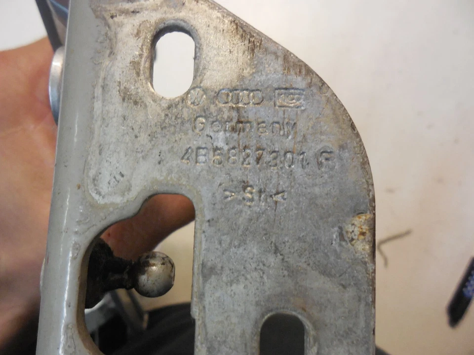 00-04 Audi A6 Quattro Base Sedán Conductor Izquierdo Trasero Baúl Bisagra 4B5827301F Plateado  Foto 4 de 4