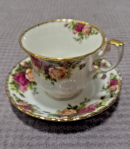 Vintage 1962 Old Country Roses Tea Cup & Saucer Royal Albert Bone China England