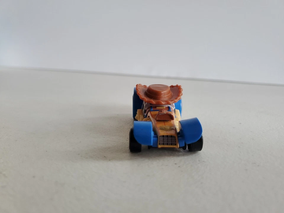Coche de plástico Hot Wheels Disney Pixar Woody escala 1:64 Foto 2 de 4