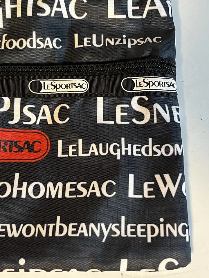 Bolso Bandolera Cartera LeSportsac Essentials Negro Blanco Palabras Frases Logo Bolsillos Foto 4 de 4