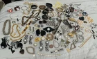 Huge 100+ Piece Lot / Collection vintage costume jewelry, Some designer pieces