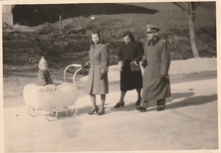 Photo soldat allemand WWII Officier se promène avec jeune femme et enfant 6219