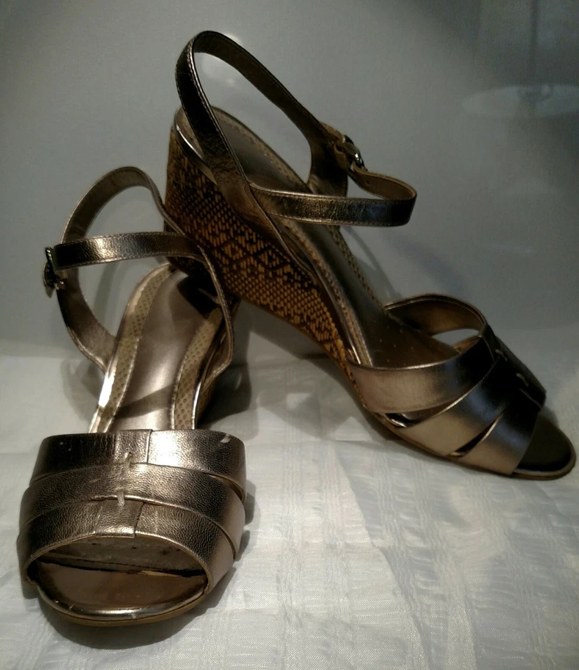 EASY SPIRIT Sz9m leather gold 3.5inch wedge extra padding - Image 3 of 4