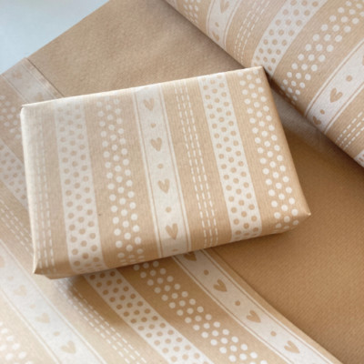 Geschenkpapier weiß Herzen Streifen 50 cm breit umweltfreundlich, 100% recyceltes Kraftpapier