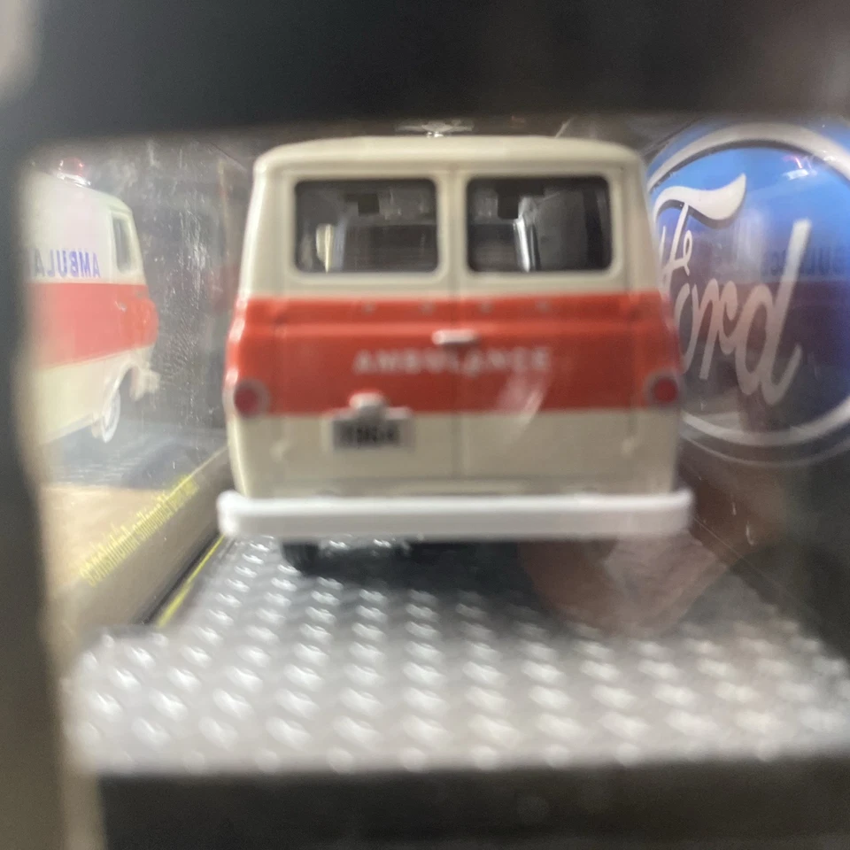 M2 Machines 1964 Ford Econoline Ambulance WMTS10 1:64, ENVIO DE PENTE US$ 1 - Imagem 3 de 4