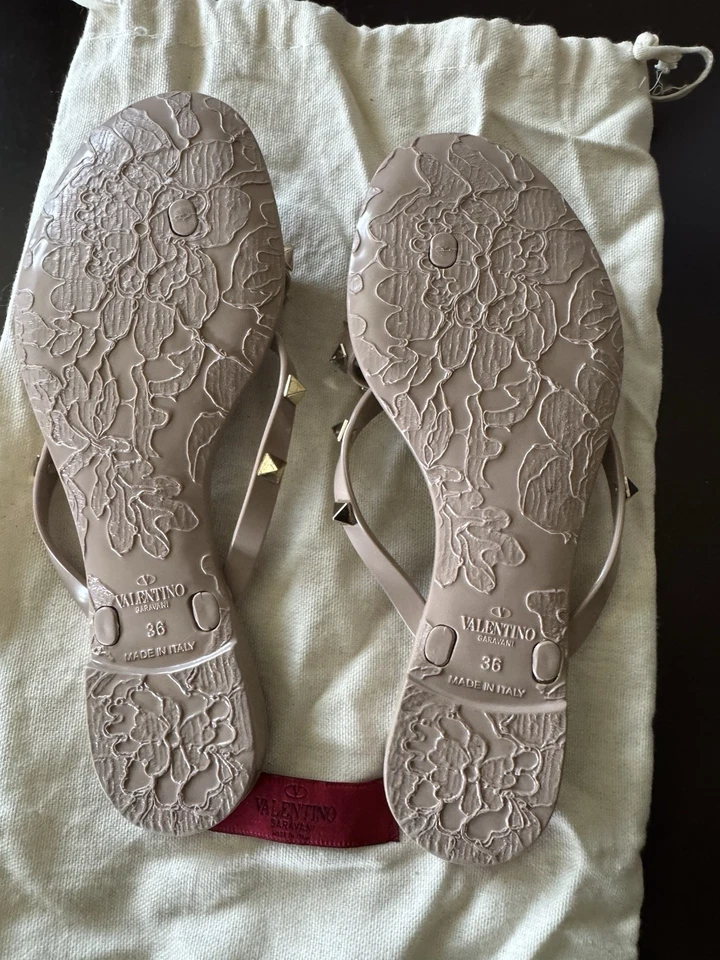 VALENTINO GARAVANI ROCKSTUD JELLY THOMG MUJER DESNUDA UE 36/US 6 Foto 2 de 4