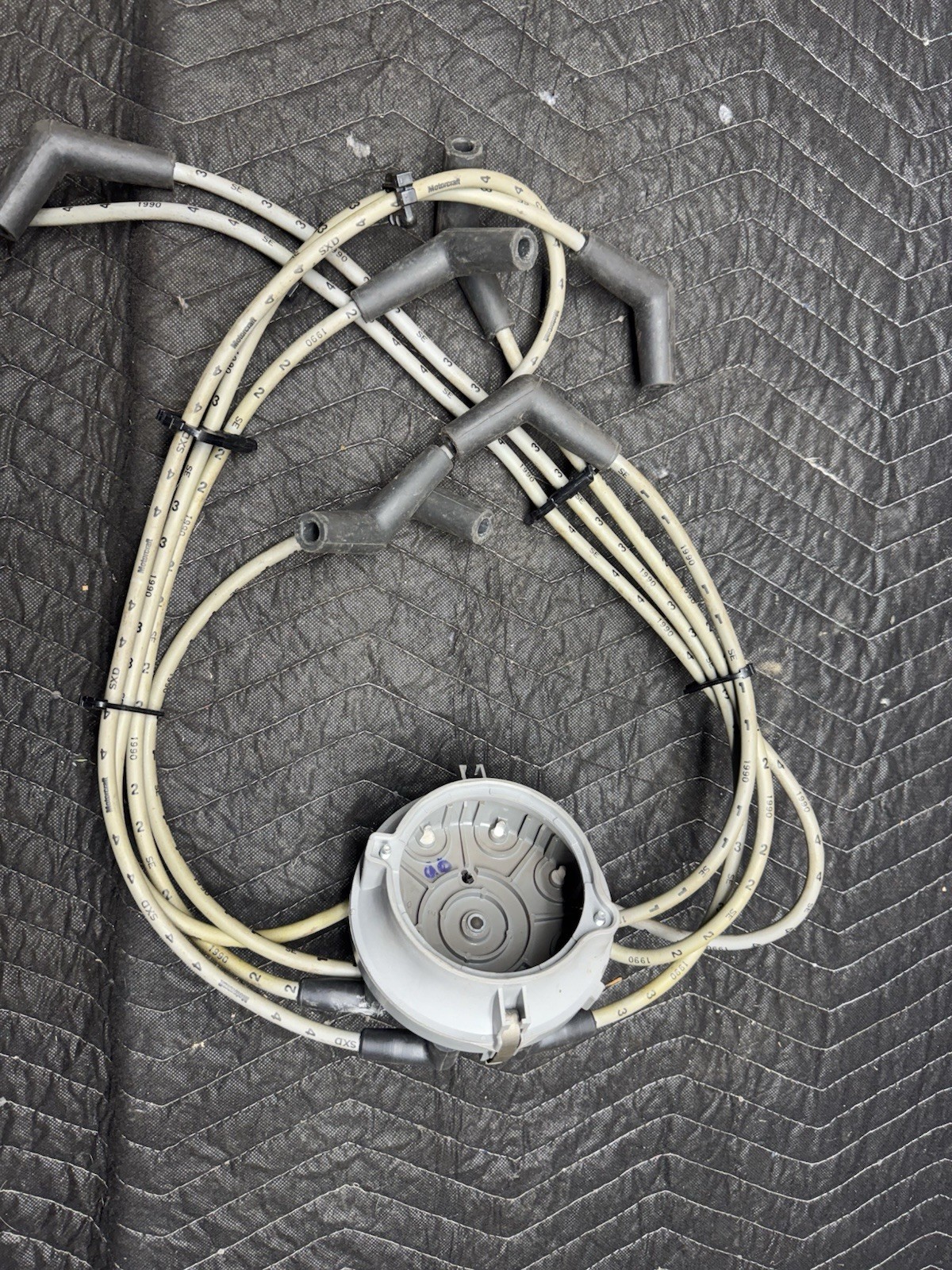 Ford GT 1990 Spark plug wire