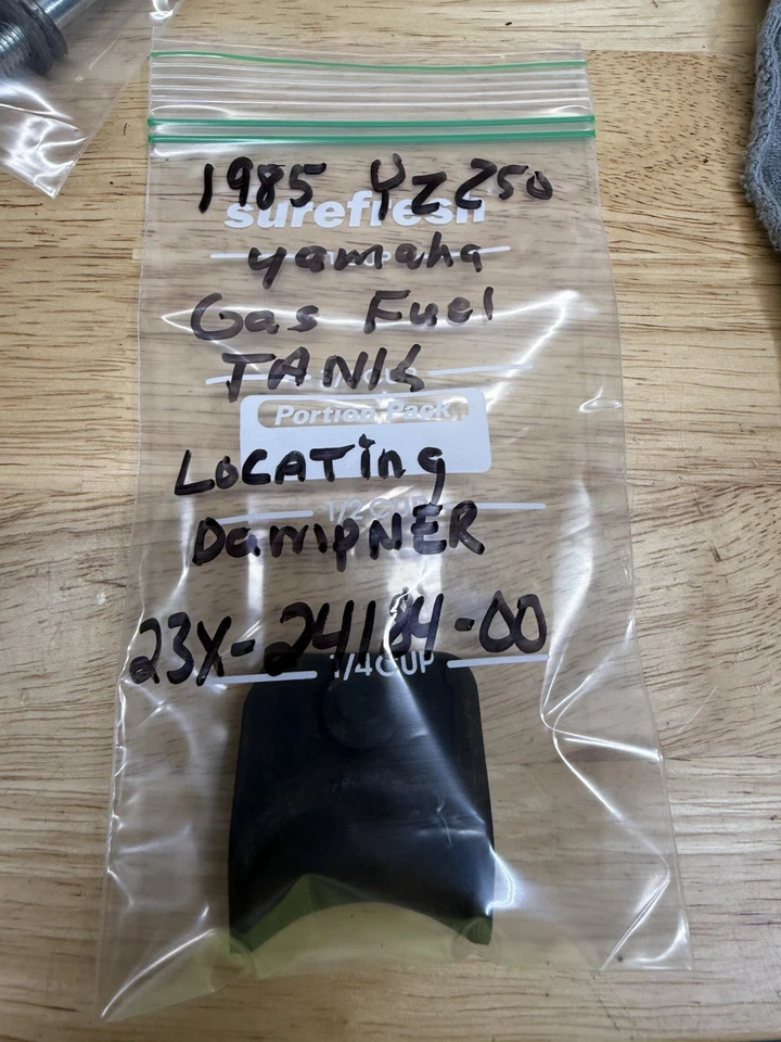 Amortiguador de montaje de marco de goma tanque de gasolina Yamaha YZ 125 250 490 23X-24184-00 1985-1990 Foto 3 de 3