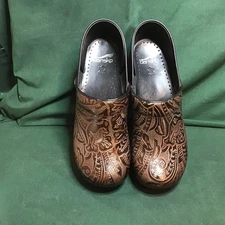 dansko size 40 women Clog