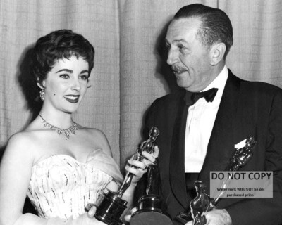 ELIZABETH TAYLOR AND WALT DISNEY AT 1954 ACADEMY AWARDS - 8X10 PHOTO (AZ-781)