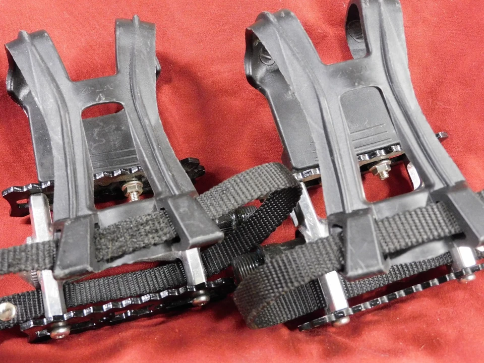 Black / Silver Sunlite 9/16 x 20 Road / MTB Pedals w/ Nylon Toe Clips & Straps - Image 2 of 4
