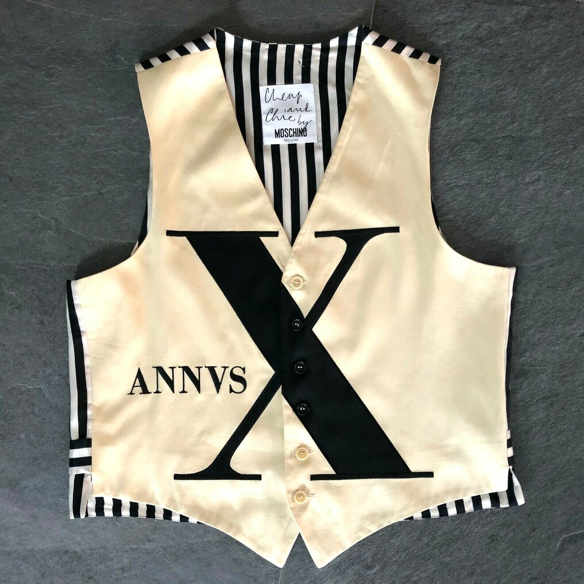 新品　UND MANY MOTIF BUTTON VEST New UND MANY MOTIF BUTTON VEST