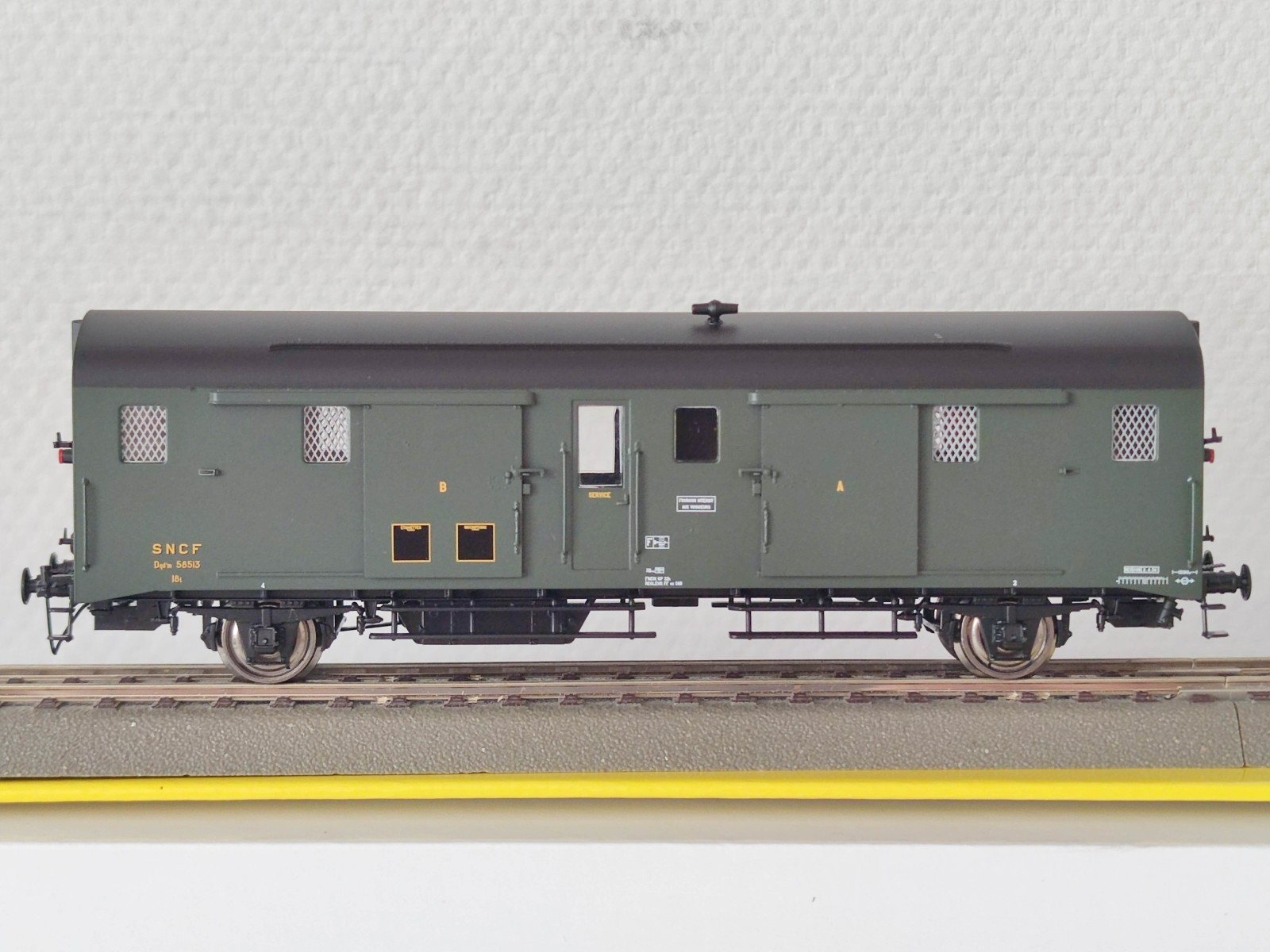 Fourgon DEV 52 SNCF REE MODÈLES VB-336 wagon HO toit noir