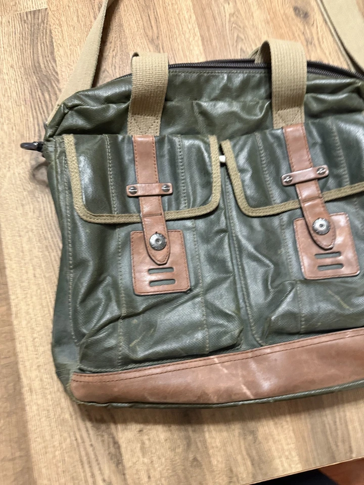 Bolso de viaje de lona encerada verde fósil y cuero marrón con correa acolchada para computadora portátil Foto 3 de 4