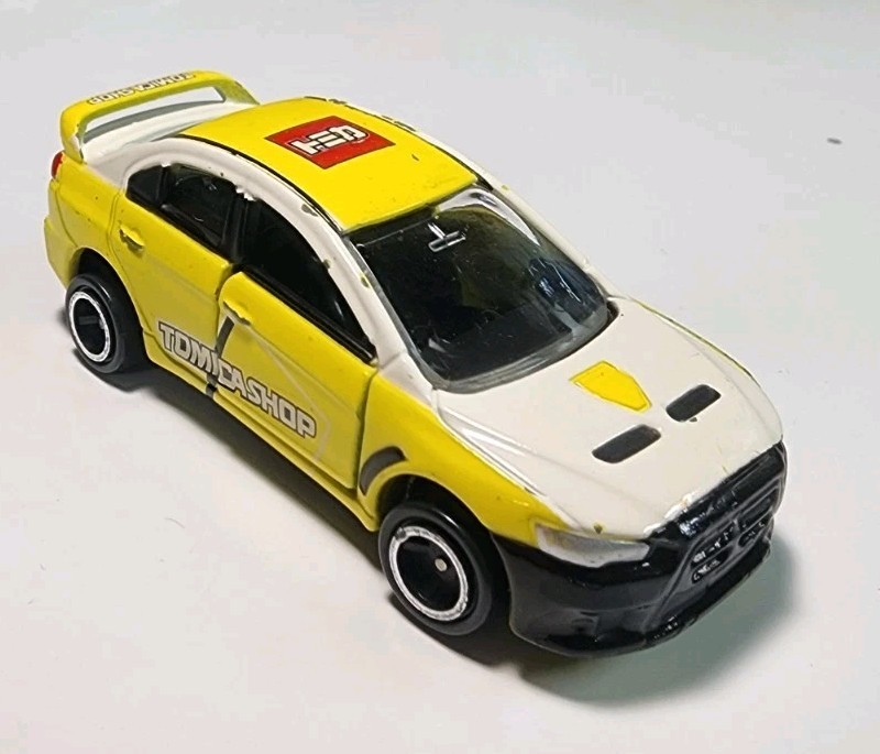 Tomy Tomica Shop #67 Yellow Mitsubishi Lancer Evolution X 1/61
