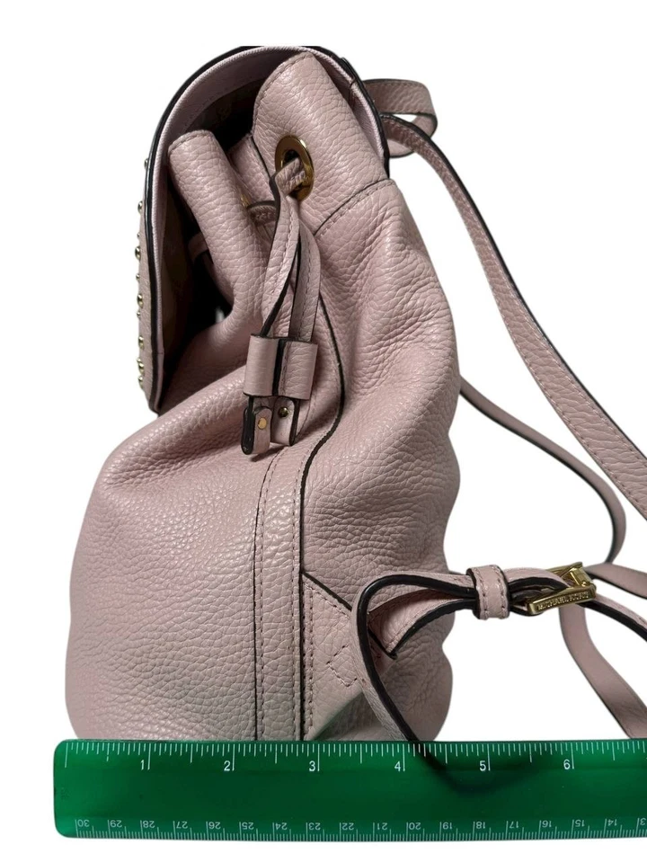 Michael Kors Riley Mochila Pequeña con Solapa de Cuero Guijarro en Color Rosa Claro con Foto 4 de 4
