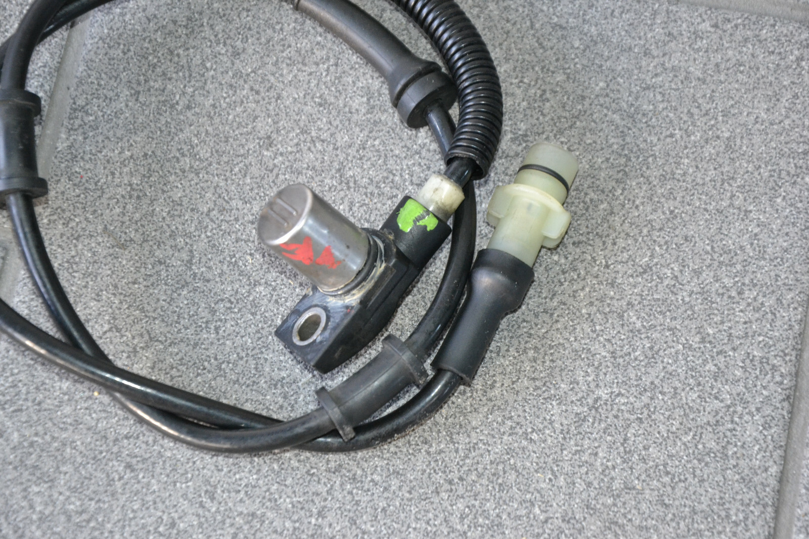 Ferrari 348 355 ABS Sensor Impulsgeber ABS vorne front sensor  