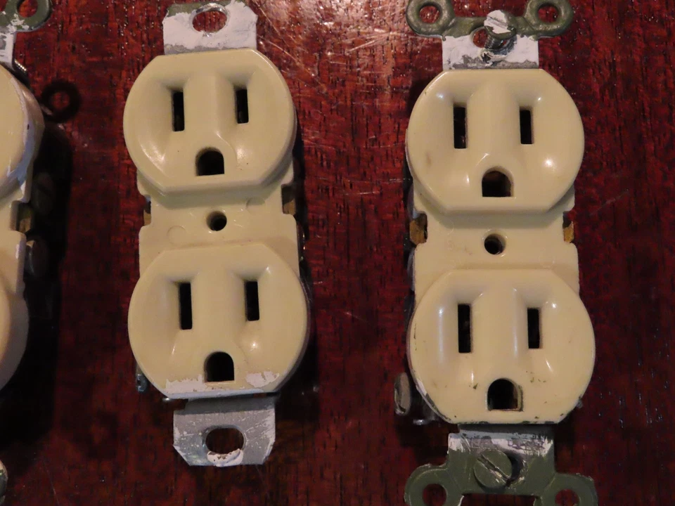 De colección UNILINE Baquelita Acanalada Tomas y Cubiertas Cubierta Dúplex Marfil MCM Bryant Foto 3 de 4