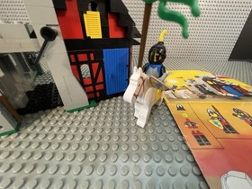 LEGO Castle Guarded Inn 6067 - 100% complete w/ Instructions Vintage