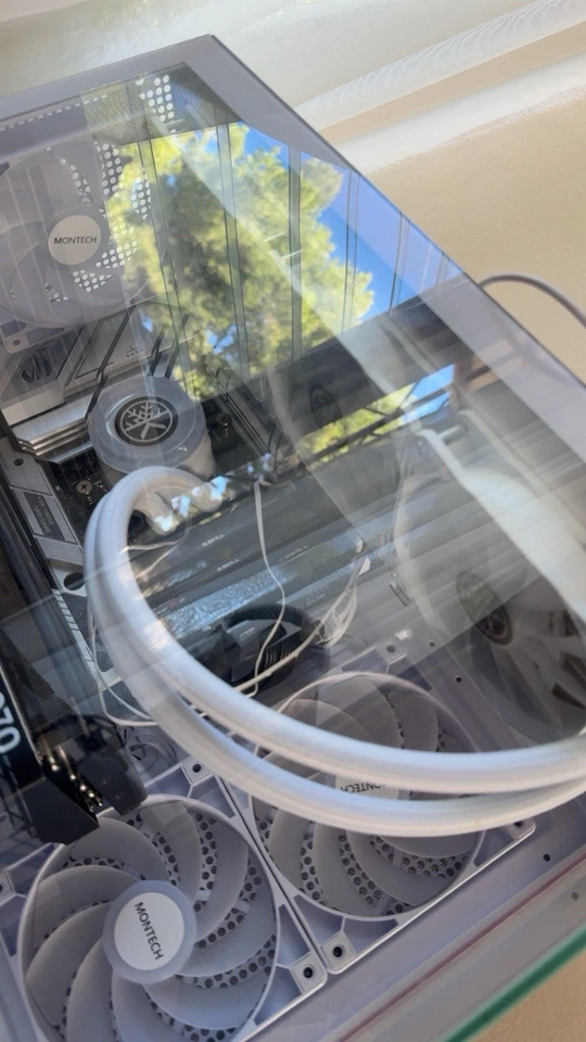 PC para juegos de alto rendimiento RTX 5070 Ryzen 7 7800x3d 32 GB RAM 1 TB SSD Win 11 Pro Foto 2 de 4