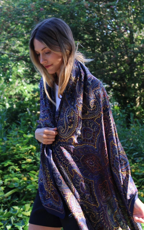 Bufanda 100 % seda con diseño de cachemira morada Foto 4 de 4