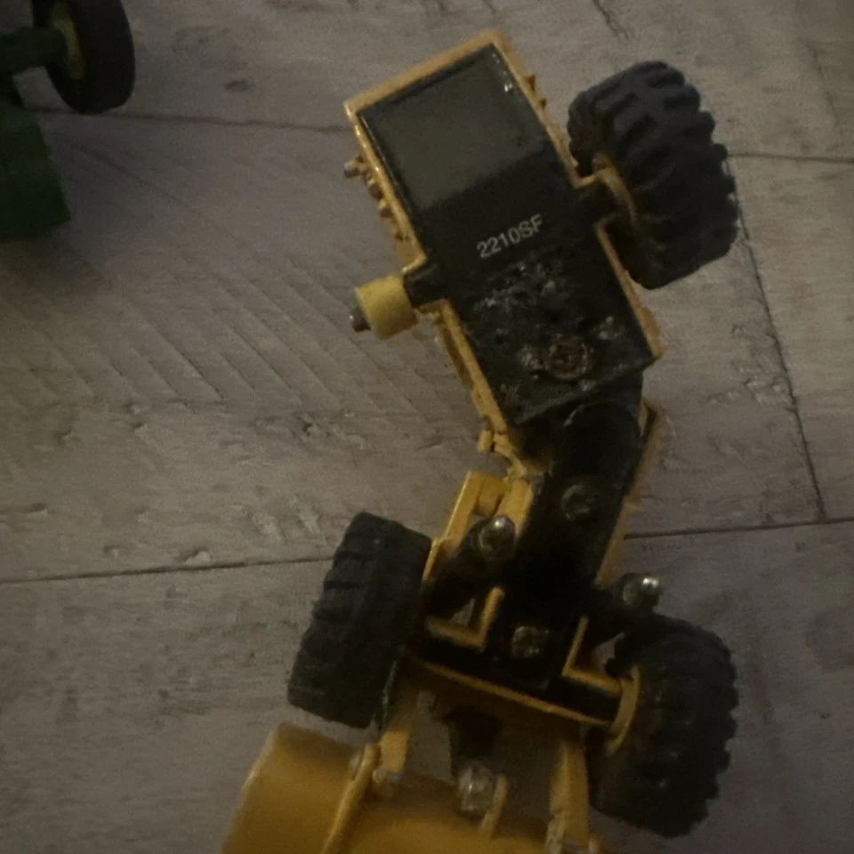 Die Cast Farm Equipment 5 Pieces 1/64 Scale - Image 3 of 4