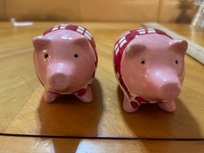 Cute Pig Salt & Pepper Shakers GC, 1 has 2 chips