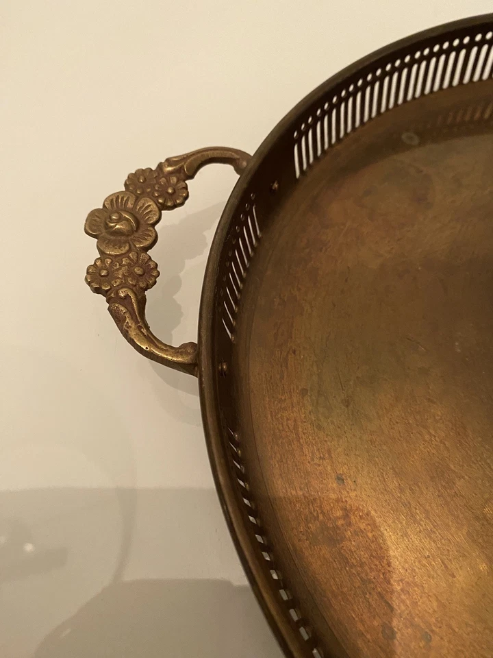 Altes rundes Messing Tablett ca. 24 cm Blumengriffe vintage (21) - Bild 4 von 4