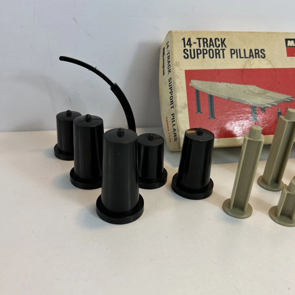 Monograma 1966 Pilares de Soporte para Pista - Coche Ranura 1/32 Coleccionable Incompleto Foto 3 de 4