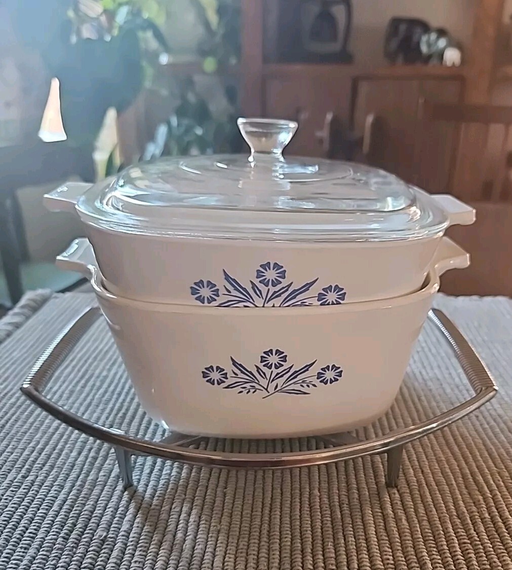 Cornflower Corning. I 3/4 qt, 1 qt, 1 lid fits both, 1 cradle fits both. Great!