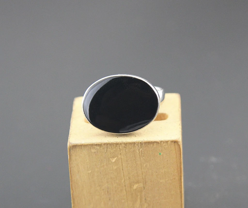 Lote al por mayor de 32 piezas de anillos esmaltados negros enchapados en plata para mujer y hombre Foto 3 de 4